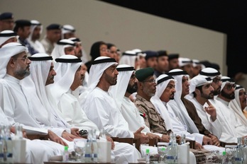 Dirigentes de los Emiratos Árabes Unidos en un reciente desfile milita. (Mohamed AL HAMMADI-AFP)