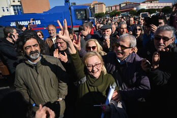 Miembros de la Plataforma de Solidaridad de Taksim celebran el veredicto en el exterior del tribunal.(Ozan KOSE/AFP)