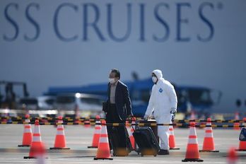 Un pasajero tras salir del Diamond Princess. (Charly TRIBALLEAU/AFP)