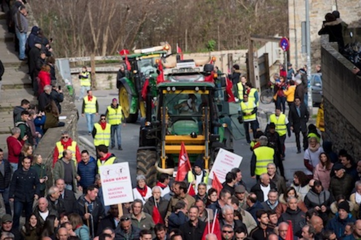 Imagen del encierro con tractores que han protagonizado agricultores y ganaderos por las calles de Iruñea. (Iñigo URIZ/FOKU)