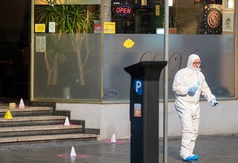 Policías, en uno de los locales de la matanza. (Thomas LOHNES | AFP)