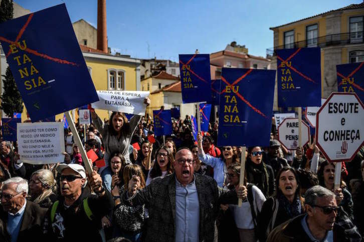 Manifestación contra la eutanasia, ayer, ante el Parlamento portugués. (Patricia DE MELO MOREIRA/AFP)