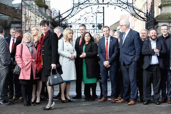 McDonald y los diputados de Sinn Féin, antes de entrar al Parlamento. (Paul FAITH/AFP)