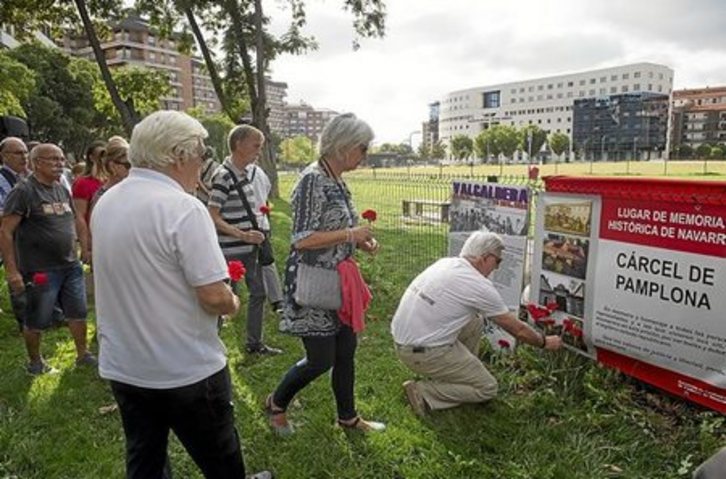 Homenaje a los fusilados de Valcaldera en el solar de la antigua cárcel. (Iñigo URIZ/FOKU)