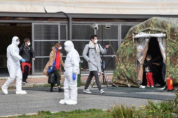 Ciudadanos italianos repatriados de Wuhan a su llegada a Roma a principios de mes. (ANSA / AFP)