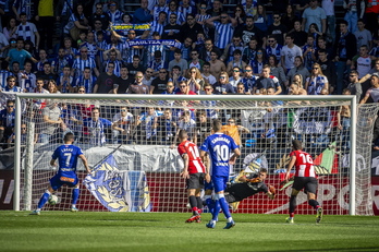 Lucas Perezek penaltiz egin du berdinketaren gola. (Jaizki FONTANEDA / FOKU)