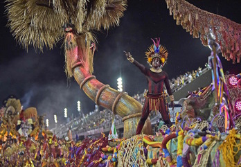 Integrantes de la escuela de samba Grande Rio en el Sambódromo. (Carl DE SOUZA/AFP)