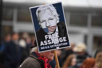 Manifestantes en apoyo de Assange, en el exterior del tribunal. (Daniel LEAL-OLIVAS/AFP)