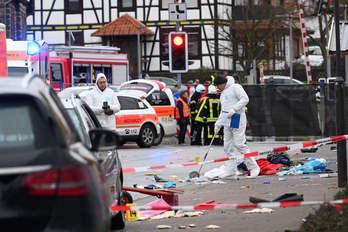 La Policía forense examina el lugar del atropello. (Uwe ZUCHI/AFP