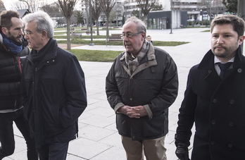 Ángel Vizcay, en el centro, antes de entrar al tribunal en una de las sesiones del juicio. (Jagoba MANTEROLA / FOKU)