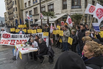 Kaltetutako familiek, sindikatuek eta Kaleratzeak Stop-ek elkarretaratzea egin dute Azoraren egoitzaren aurrean. (Andoni CANELLADA/FOKU)