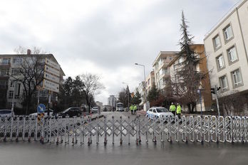 La Policía turca ha cortado la calle en la que se ubica la embajada rusa en Ankara. (Adem ALTAN / AFP) 