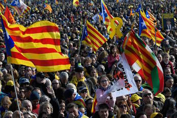 Miles de personas se encuentran desde muy pronto en el Parque de las Exposiciones de Perpinyà. (LLUIS GENE / AFP) 