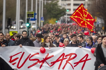 Hezkuntza ziklo osoan euskaraz ikasteko dauden arazoak salatu dituzte manifestariek. (Ruben PASCUAL)