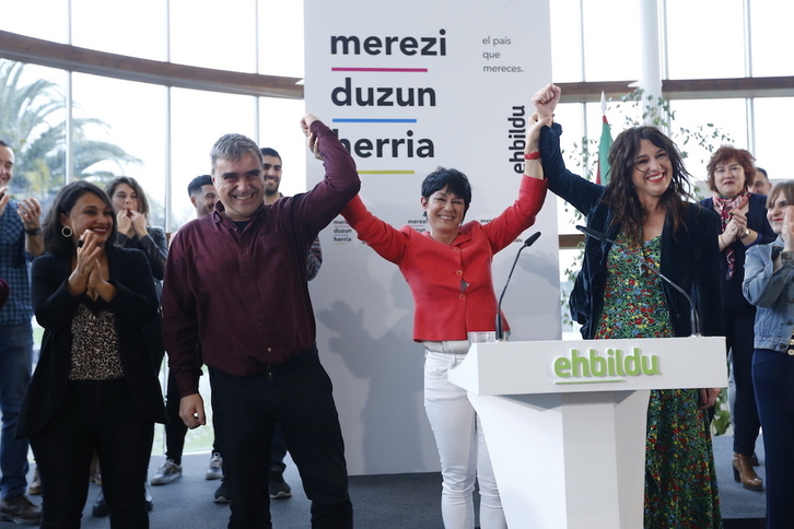 Mikel Otero, Maddalen Iriarte y Jasone Agirre, junto al resto de integrantes de las listas de EH Bildu, en Donostia. (Aritz LOIOLA/FOKU)