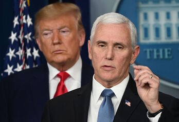 Donald Trum y Mike Pence han comparecido para informar de la primera muerte por coronavirus en EEUU. (Roberto SCHMIDT/AFP)