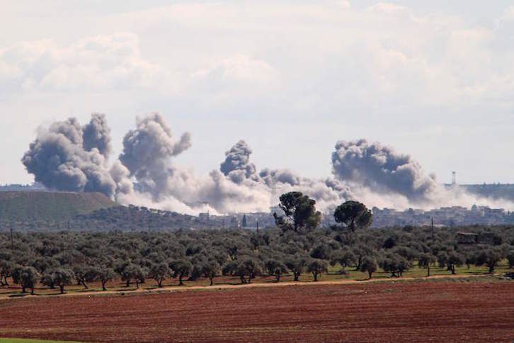 Columnas de humo en localidad de Qaminas, en Idleb, tras un bombardeo ruso. (Ibrahim YASOUF/AFP)