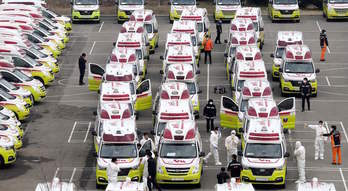 Ambulancias y personal sanitario preparado para atender a pacientes infectados por el coronavirus en Daegu, Corea del Sur. (AFP) 