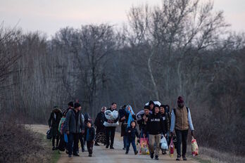 Migrantes junto al río Meritsa, en la frontera greco-turca, buscando un bote para atravesarlo.(Yasin AKGUL/AFP)