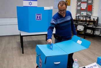 Un israelí deposita su voto en un colegio electoral en Ross Haayin. (Jack GUEZ/AFP)