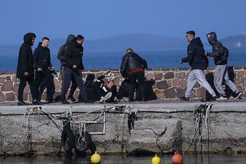 Irudian, hainbat faxistek kazetari baten aurka egin zuten unea. (AFP)