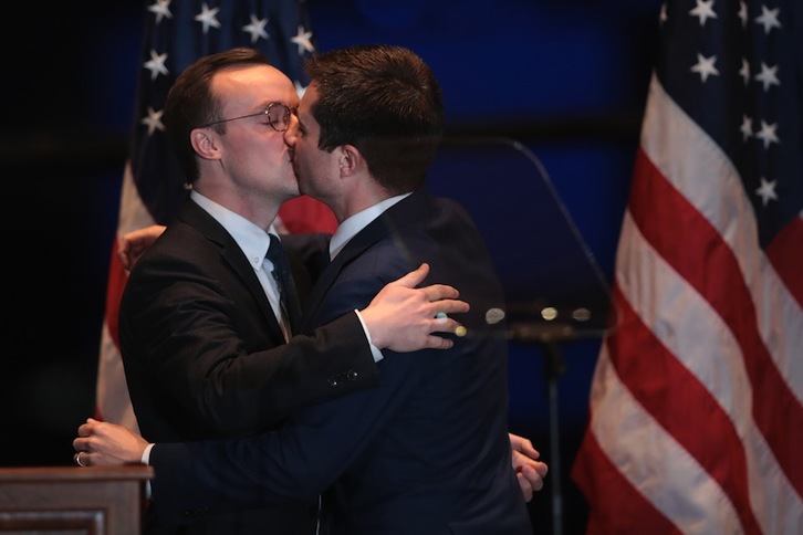 Buttigieg besa a su marido al anunciar que abandona. (Scott OLSON | AFP)