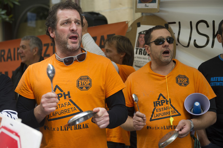 Reivindicaciones contra el IRPH, en una concentración en Donostia. (Andoni CANELLADA/FOKU)