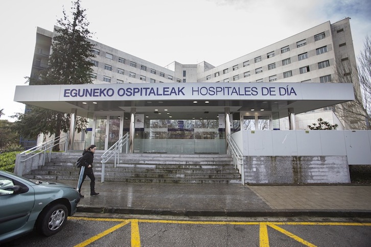 Entrada al hospital de Txagorritxu, este lunes. (Endika PORTILLO | FOKU)