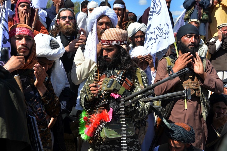 Milicianos talibán celebran el acuerdo y su «victoria» en Lagmand, sur de Afganistán. (Noorullah SHIRZADA/AFP) 