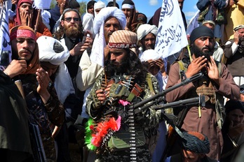  Milicianos talibán celebran el acuerdo y su «victoria» en Lagmand, sur de Afganistán.(Noorullah SHIRZADA-AFP) 