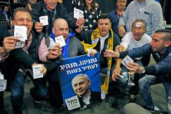 Afines al partido Likud enseñan las papeletas con el el nombre del primer ministro Benjamin Netanyahu. (Jack GUEZ/AFP)