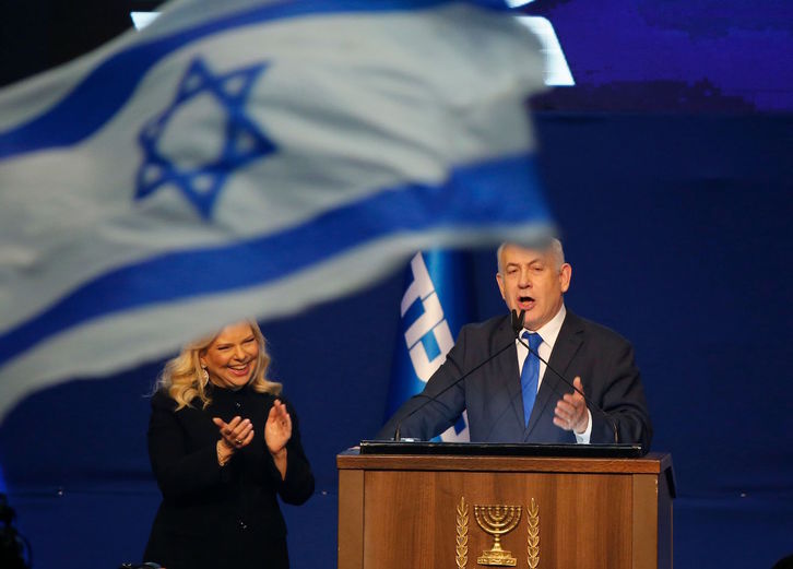 Benjamin Netanyahu se dirige, junto a su esposa Sara, a sus partidarios en Tel Aviv. (Gil COHEN-MAGEN/AFP)