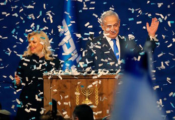 Benjamin Netanyahu y su esposa Sara celebran en Tel Aviv una victoria que puede ser pírrica. (Gil COHEN-MAGEN/AFP)