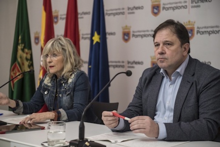 Caballero y Sesma, en la rueda de prensa sobre las Escuelas Infantiles de Iruñea. (Jagoba MANTEROLA/FOKU)