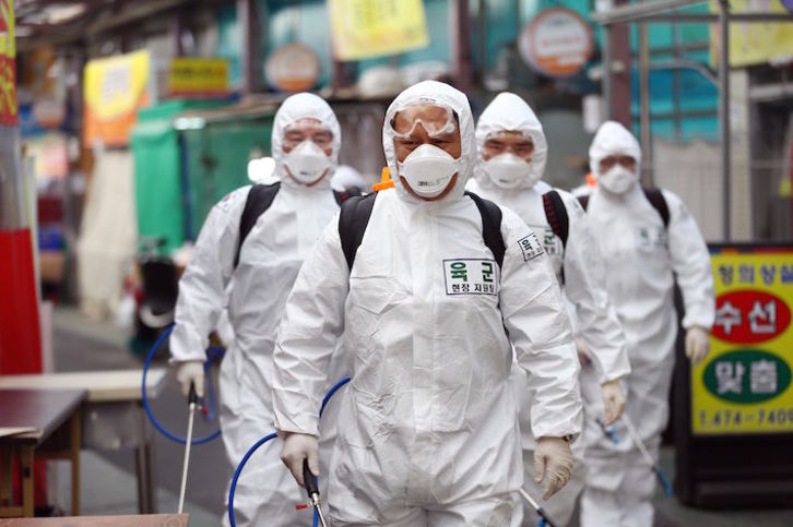 Operarios utilizan gel desinfectante en un mercado de Daegu, la ciudad más afectada de Corea del Sur. (AFP)