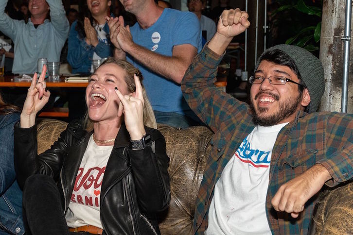Partidarios de Sanders celebran los resultados de otros estados en Austin (Texas). (Suzanne CORDEIRO/AFP)