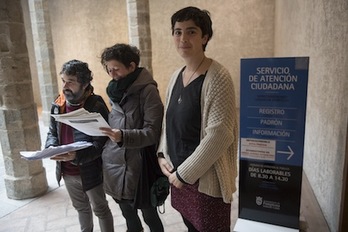 Entrega en el Registro de Iruñea de las cerca de 9.000 firmas a favor de las escuelas infantiles en euskara en la ciudad. (Jagoba MANTEROLA/FOKU)