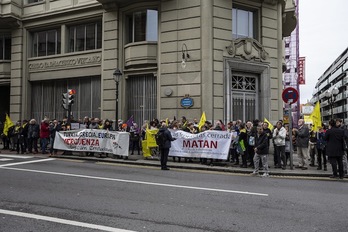 Ongi Etorri Errefuxiatuak ante el Consulado griego en Bilbao. (Aritz Loiola / FOKUS)