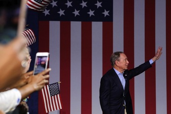 Mike Bloomberg saluda a sus partidarios durante un acto ayer en Palm Beach. (Eva Marie UZCATEGUI / AFP)