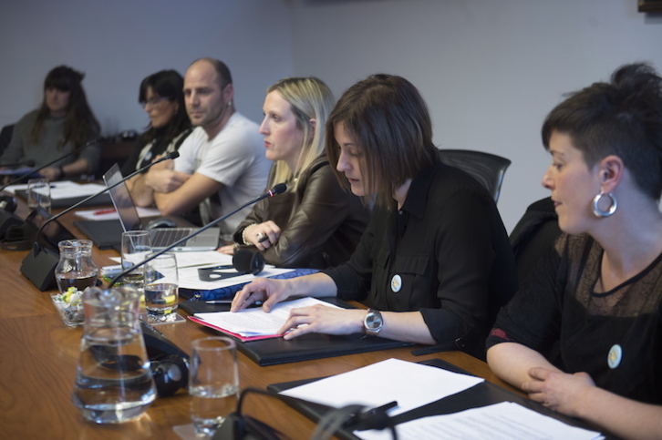 Representantes de madres y padres de Mendigorria, en la comisión de Educación del Parlamento navarro. (Jagoba MANTEROLA/FOKU)