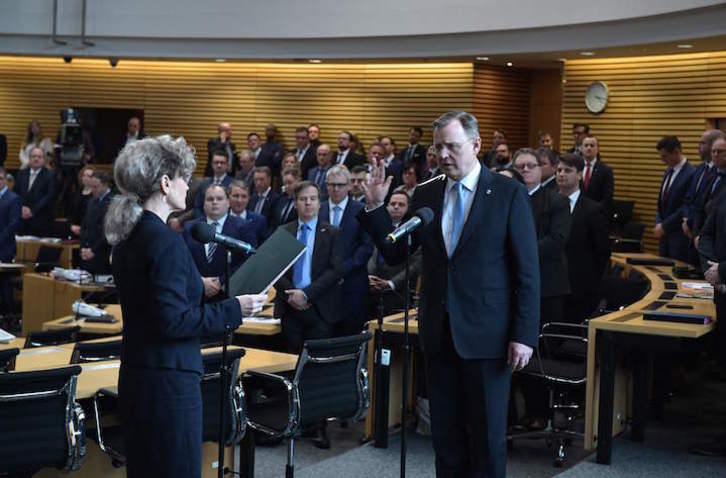 El nuevo primer ministro de Turingia, Bodo Ramelow, jura el cargo. (Jens SCHLUETER/AFP)