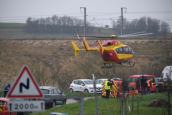 Un helicóptero llega a la zona del siniestro. (Patrick HERTZOG | AFP)