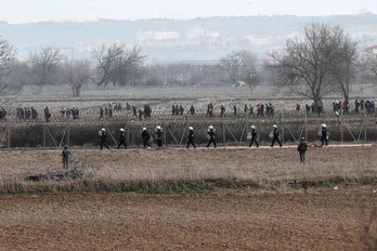 La Policía griega, en la frontera con Turquía. (Sakis MITROLIDIS / AFP)