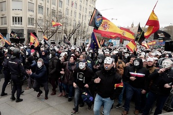 Manifestantes de Jusapol rompiendo el cordón policial el pasado martes. (Óscar DEL POZO | AFP)