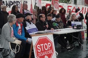 Rueda de prensa concentración de los afectados por Azora y de personas que se solidarizan con ellos. (Andoni CANELLADA/FOKU)