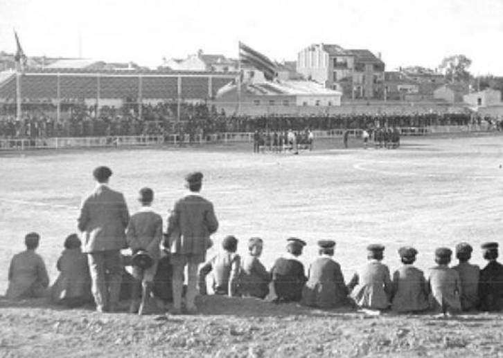 Un partido de fútbol en el campo zaragozano de Torrero, sede de la final de 1927. (@estadios_Spain)