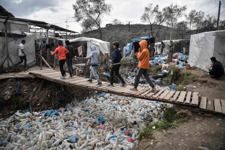 Migrantes y refugiados en la zona fronteriza entre Grecia y Turquía. (Louisa GOULIAMAKI/AFP)