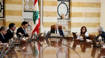 Michel Aoun (c) preside del Consejo de Ministros. (DALATI AND NOHRA / AFP)