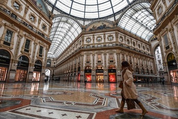 La famosa Galería Vittorio Emanuele de Milán, prácticamente desierta durante la mañana de este martes. (Miguel MEDINA | AFP)