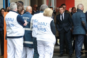  Macron ha visitado hoy un centro del Samu, en París. (Ludovic MARIN / EFE)